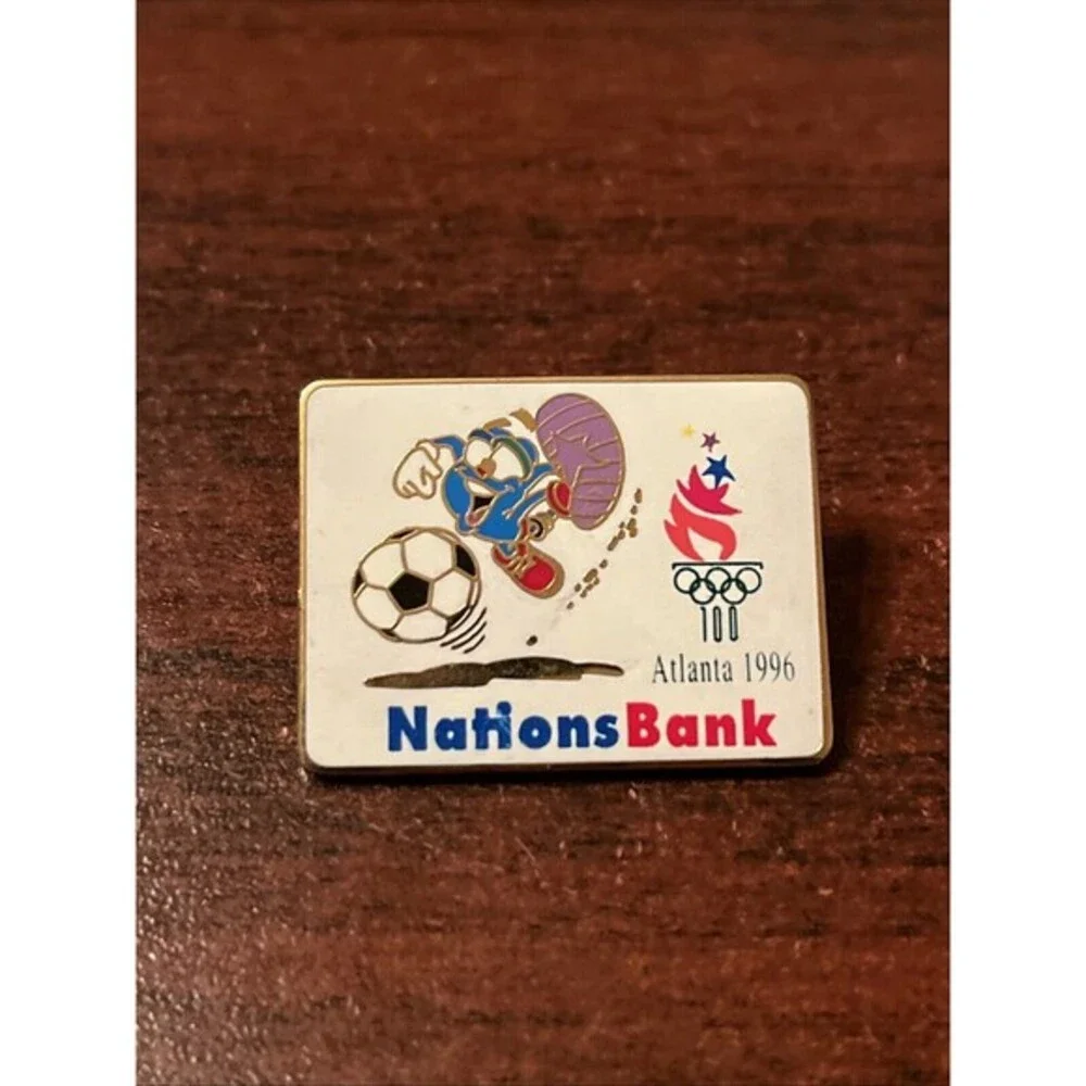 1996 Atlanta Olympics Izzy Soccer Nations Bank Official Sponsor Lapel Hat‎ Pin